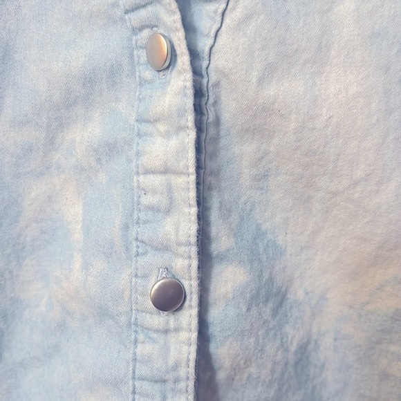 Ny collection denim Tie die top size M faded feminine metal buttons - Picture 3 of 6